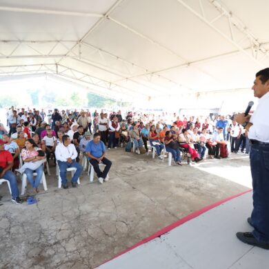 Javier May Rodríguez habla ante habitantes reunidos durante una Jornada de Atención al Pueblo en el poblado C-25 de Huimanguillo, Tabasco.
