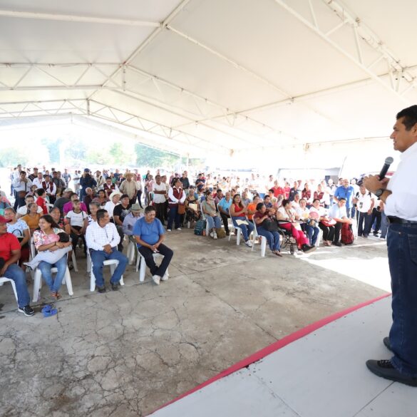 Javier May Rodríguez habla ante habitantes reunidos durante una Jornada de Atención al Pueblo en el poblado C-25 de Huimanguillo, Tabasco.
