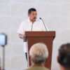 Javier May Rodríguez habla desde el atril durante una conferencia de prensa del Gobierno de Tabasco sobre el proceso interno de Morena.