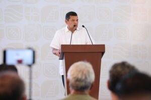 Javier May Rodríguez habla desde el atril durante una conferencia de prensa del Gobierno de Tabasco sobre el proceso interno de Morena.