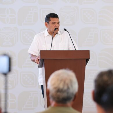 Javier May Rodríguez habla desde el atril durante una conferencia de prensa del Gobierno de Tabasco sobre el proceso interno de Morena.