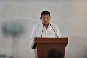 Javier May Rodríguez, gobernador de Tabasco, durante una conferencia en la que anunció inversiones en infraestructura para 2027.