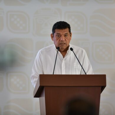 Javier May Rodríguez, gobernador de Tabasco, durante una conferencia en la que anunció inversiones en infraestructura para 2027.