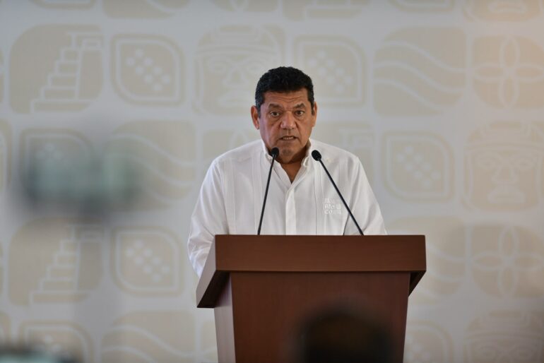 Javier May Rodríguez, gobernador de Tabasco, durante una conferencia en la que anunció inversiones en infraestructura para 2027.