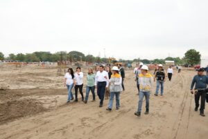 Javier May Rodríguez recorre las obras del Centro de Convenciones de Villahermosa junto con funcionarios y personal técnico.
