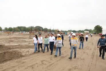 Javier May Rodríguez recorre las obras del Centro de Convenciones de Villahermosa junto con funcionarios y personal técnico.