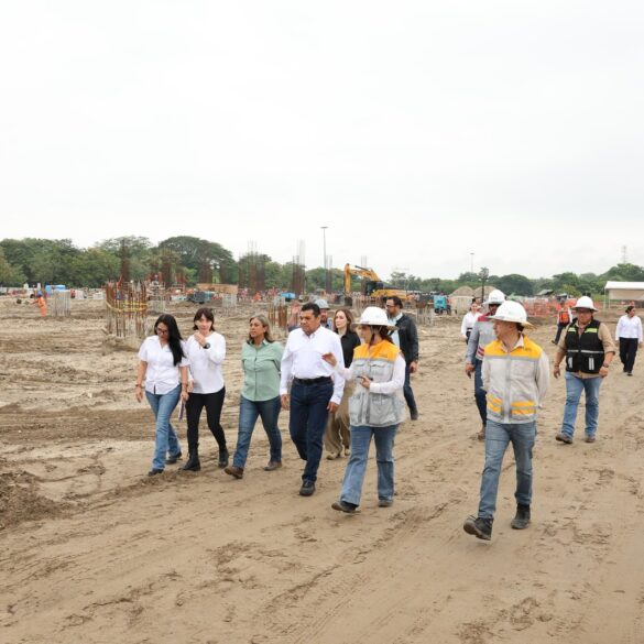 Javier May Rodríguez recorre las obras del Centro de Convenciones de Villahermosa junto con funcionarios y personal técnico.