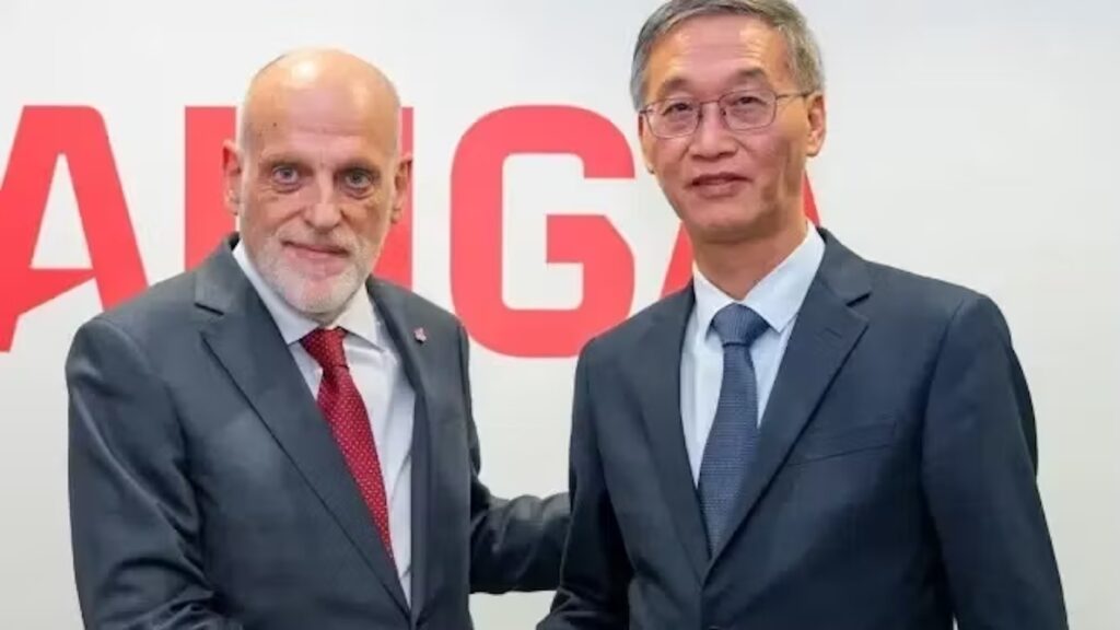 Javier Tebas, presidente de LaLiga, mantiene relaciones institucionales con representantes chinos. La controversia de Mbappé llevó al organismo a buscar una solución que protegiera sus intereses comerciales.