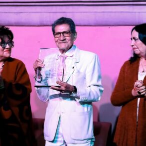 Jesse Conde durante el homenaje por sus 45 años de trayectoria como actor de doblaje en Casa Tabasco Carlos Pellicer.