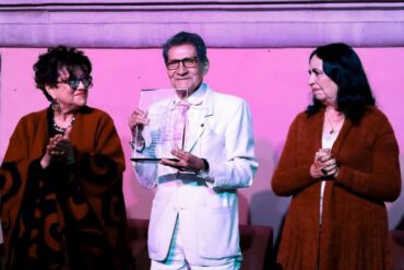 Jesse Conde durante el homenaje por sus 45 años de trayectoria como actor de doblaje en Casa Tabasco Carlos Pellicer.