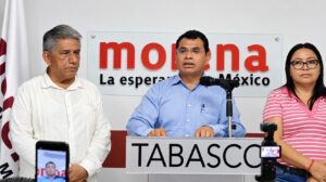 Jesús Selván García durante una conferencia de prensa en la sede de Morena Tabasco, acompañado por integrantes de la dirigencia estatal.
