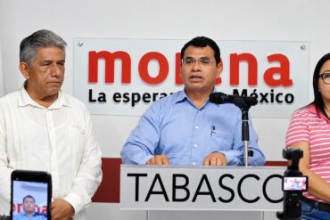 Jesús Selván García durante una conferencia de prensa en la sede de Morena Tabasco, acompañado por integrantes de la dirigencia estatal.