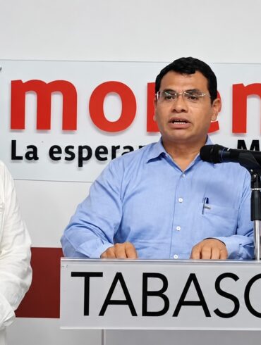 Jesús Selván García durante una conferencia de prensa en la sede de Morena Tabasco, acompañado por integrantes de la dirigencia estatal.