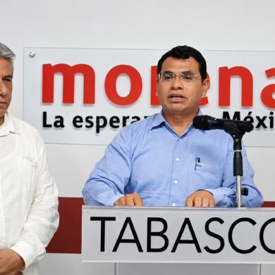 Jesús Selván García durante una conferencia de prensa en la sede de Morena Tabasco, acompañado por integrantes de la dirigencia estatal.