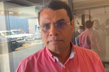 Jesús Selván García, dirigente estatal de Morena en Tabasco, con camisa roja de cuadros, durante una entrevista