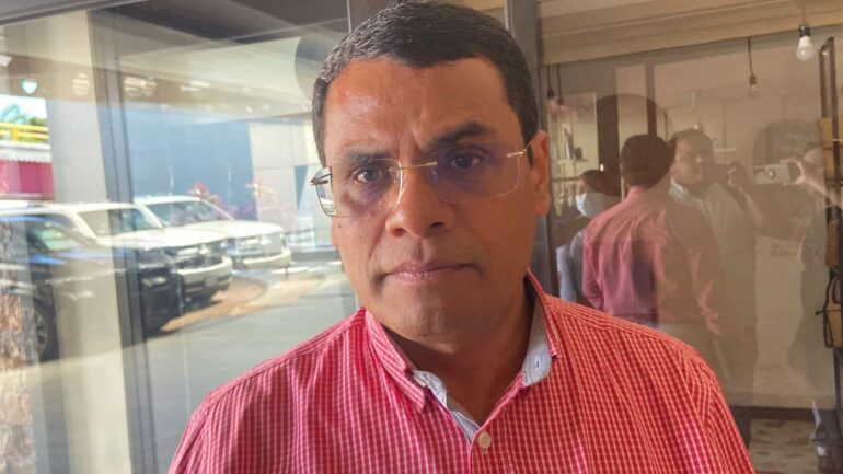 Jesús Selván García, dirigente estatal de Morena en Tabasco, con camisa roja de cuadros, durante una entrevista