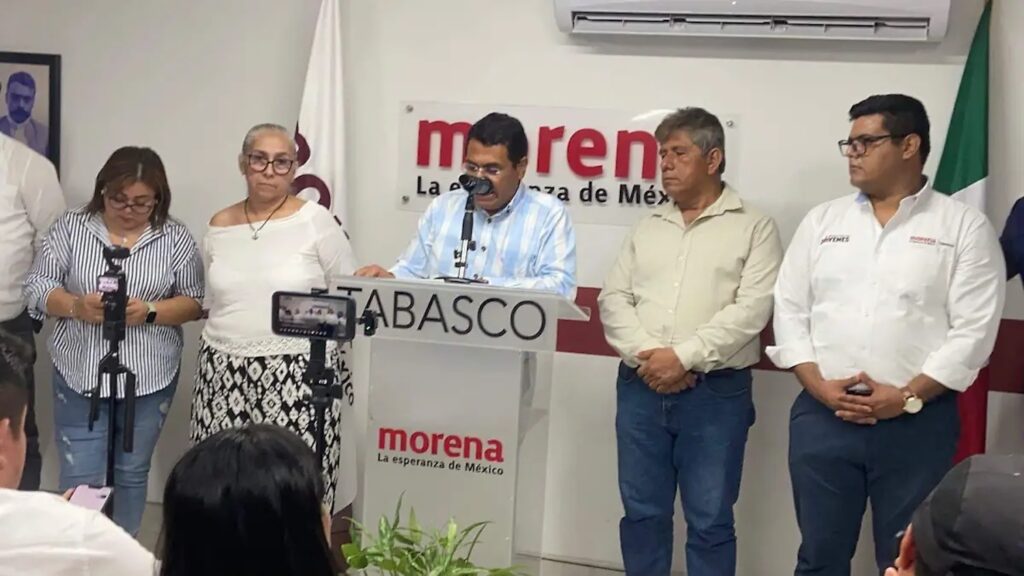 Jesús Selván García, dirigente estatal de Morena en Tabasco, durante una conferencia de prensa sobre asuntos partidistas.