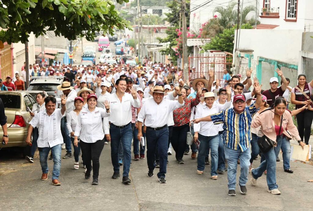 Jorge Bracamonte y Javier May caminan al frente de una movilización de simpatizantes de Morena durante la campaña electoral de 2024 en Tabasco.
