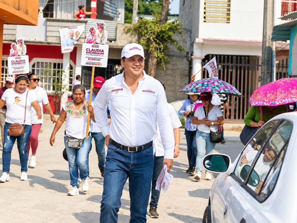 Jorge Bracamonte, con camisa y gorra blancas, recorre una colonia acompañado de simpatizantes de Morena durante la campaña electoral de 2024.