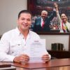 Jorge Bracamonte Hernández muestra su solicitud de registro ante Morena para buscar la coordinación municipal de Centro, Tabasco, rumbo a 2027.