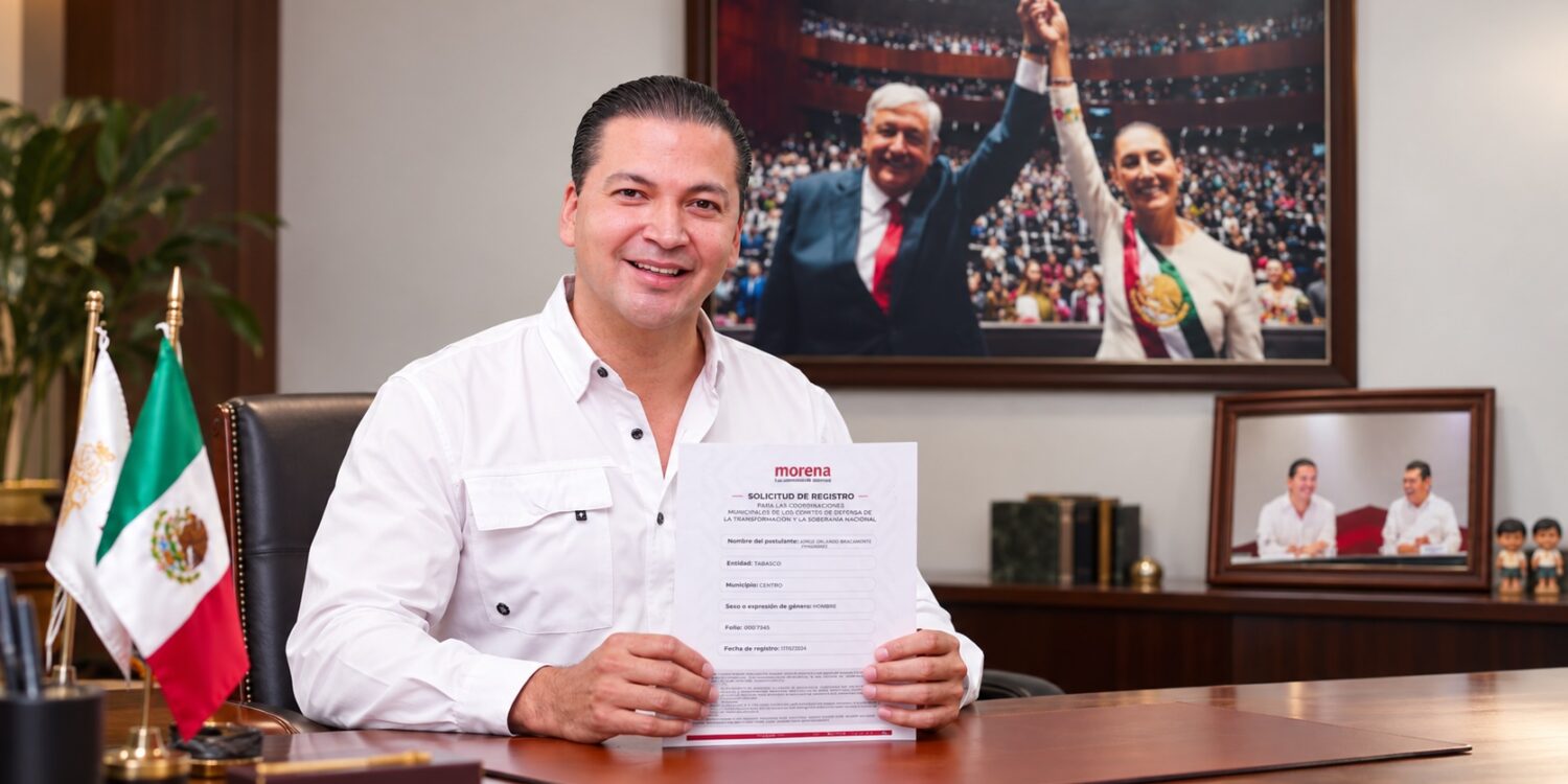 Jorge Bracamonte Hernández muestra su solicitud de registro ante Morena para buscar la coordinación municipal de Centro, Tabasco, rumbo a 2027.