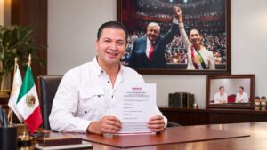 Jorge Bracamonte Hernández muestra su solicitud de registro ante Morena para buscar la coordinación municipal de Centro, Tabasco, rumbo a 2027.