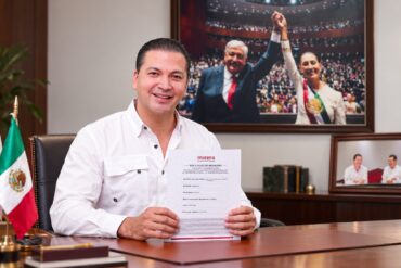 Jorge Bracamonte Hernández muestra su solicitud de registro ante Morena para buscar la coordinación municipal de Centro, Tabasco, rumbo a 2027.