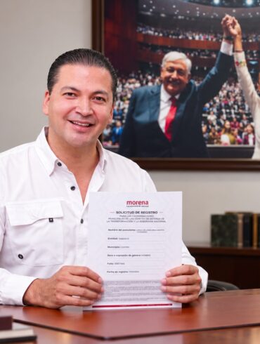 Jorge Bracamonte Hernández muestra su solicitud de registro ante Morena para buscar la coordinación municipal de Centro, Tabasco, rumbo a 2027.