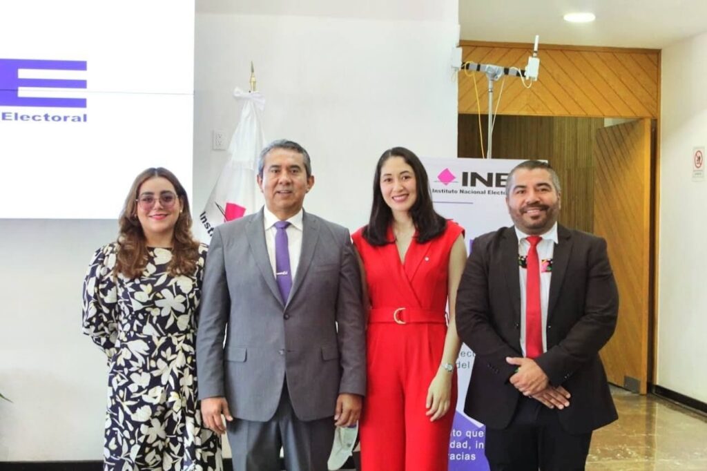 Jorge Montaño Ventura acompañado por integrantes del IEPCT durante una reunión vinculada con el Instituto Nacional Electoral en Ciudad de México.