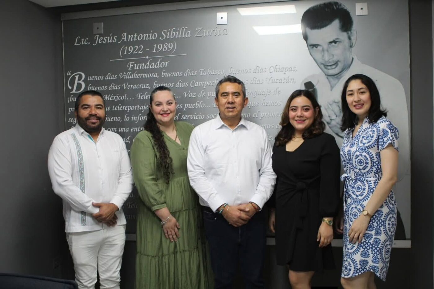 Jorge Montaño Ventura posa con consejeros del IEPCT durante otra visita relacionada con el programa Telerreportaje en Villahermosa.