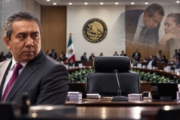 Fotoarte editorial de Jorge Montaño Ventura junto a una silla vacía que simboliza la presidencia del INE, con el Consejo General y Guadalupe Taddei en segundo plano.