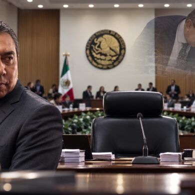 Fotoarte editorial de Jorge Montaño Ventura junto a una silla vacía que simboliza la presidencia del INE, con el Consejo General y Guadalupe Taddei en segundo plano.