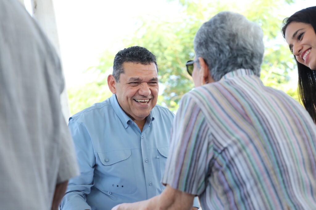 Diálogo con adulto mayor durante jornada de atención ciudadana en Tenosique