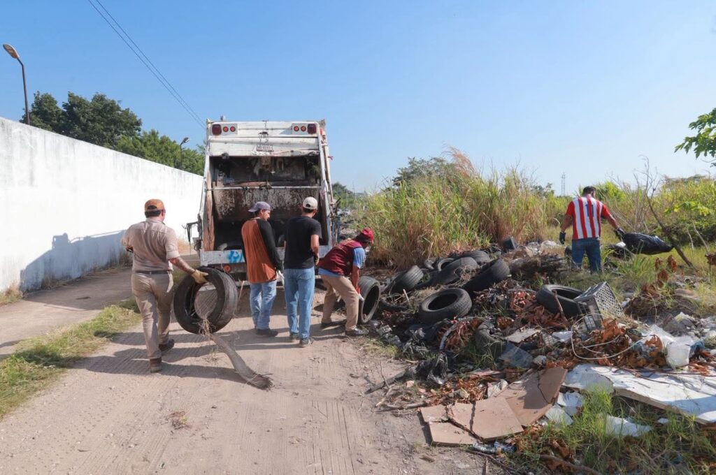 Trabajadores retiran llantas abandonadas y otros desechos durante una jornada de descacharrización para eliminar posibles criaderos de mosquitos.
