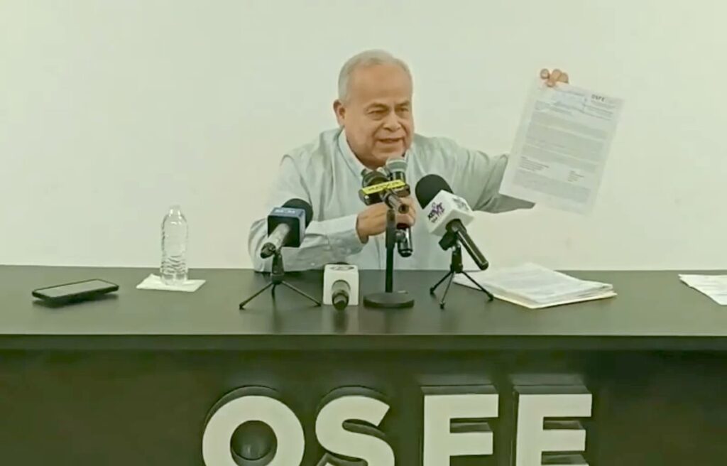 Juan José Peralta Fócil, titular del OSFE de Tabasco, muestra documentos durante una conferencia sobre la auditoría al Tribunal Electoral.