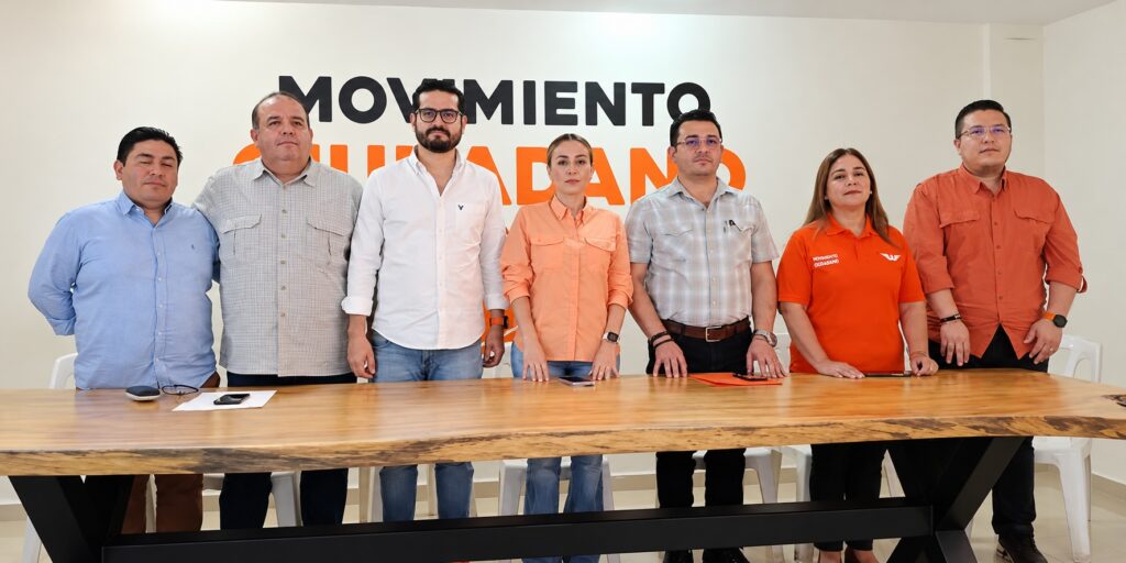 Karla Rabelo Estrada participa en una reunión de Movimiento Ciudadano Tabasco junto con otros integrantes del partido.