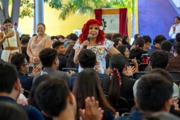 Layda Sansores, con micrófono en mano, habla entre estudiantes del Tec de Campeche durante el 50 aniversario del plantel
