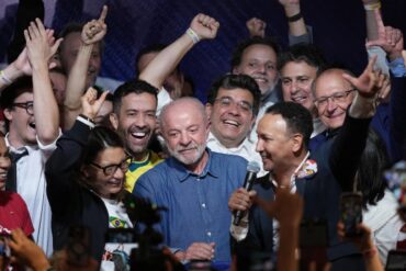 Lula da Silva rodeado de simpatizantes y dirigentes políticos durante la celebración de su victoria en las elecciones presidenciales de Brasil 2026.