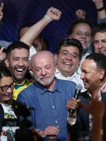 Lula da Silva rodeado de simpatizantes y dirigentes políticos durante la celebración de su victoria en las elecciones presidenciales de Brasil 2026.