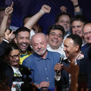 Lula da Silva rodeado de simpatizantes y dirigentes políticos durante la celebración de su victoria en las elecciones presidenciales de Brasil 2026.
