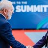 Claudia Sheinbaum y Luiz Inácio Lula da Silva se saludan durante un encuentro internacional, en el marco de la relación diplomática entre México y Brasil.