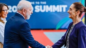 Claudia Sheinbaum y Luiz Inácio Lula da Silva se saludan durante un encuentro internacional, en el marco de la relación diplomática entre México y Brasil.