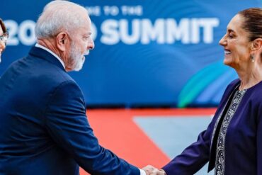 Claudia Sheinbaum y Luiz Inácio Lula da Silva se saludan durante un encuentro internacional, en el marco de la relación diplomática entre México y Brasil.
