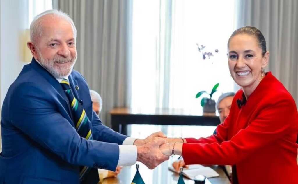 Claudia Sheinbaum y Lula da Silva sonríen durante un encuentro diplomático, reflejando la cordialidad de la relación entre México y Brasil.
