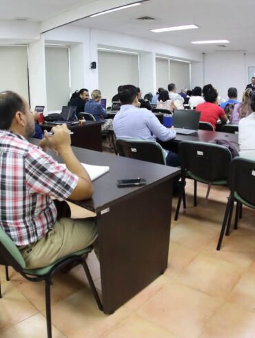 Estudiantes de la Maestría en Auditoría y Evaluación Gubernamental del IAP Tabasco durante actividades académicas.