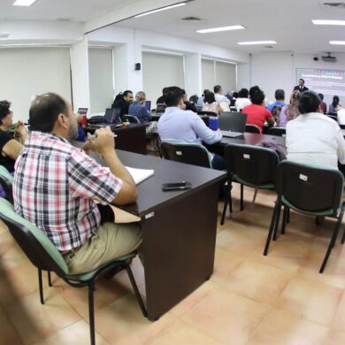Estudiantes de la Maestría en Auditoría y Evaluación Gubernamental del IAP Tabasco durante actividades académicas.