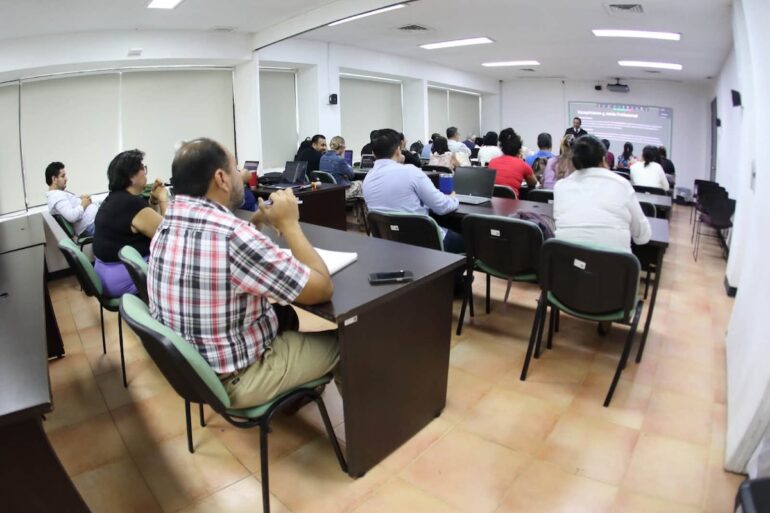 Estudiantes de la Maestría en Auditoría y Evaluación Gubernamental del IAP Tabasco durante actividades académicas.