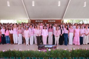 Yolanda Osuna Huerta durante el encuentro con mujeres por el Día Mundial de la Lucha contra el Cáncer de Mama en Villahermosa.