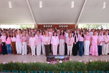 Yolanda Osuna Huerta durante el encuentro con mujeres por el Día Mundial de la Lucha contra el Cáncer de Mama en Villahermosa.