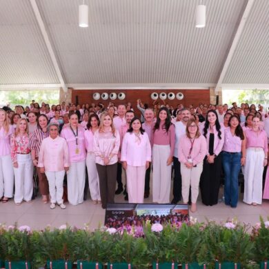 Yolanda Osuna Huerta durante el encuentro con mujeres por el Día Mundial de la Lucha contra el Cáncer de Mama en Villahermosa.